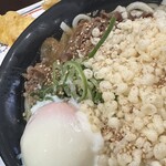 Hanamaru Udon - 牛肉うどん（中）半熟卵トッピング（UP）