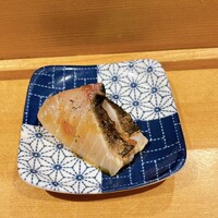 まんてん鮨 日比谷オクロジ店 - サワラ玉ねぎ醤油漬け