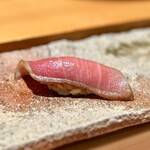 匠 進吾 - 中トロの漬け
      こちらは、長崎の定置。