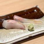 匠 進吾 - 石鯛
      あまりいいイメージの魚種ではなかったのですが、背と腹をお刺身でお味見。
      思いの外きれいな味わいでビックリ。やっぱり仕立て次第なんですね(^^)