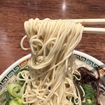 博多とんこつ 天神旗 - 極細ストレートの麺はザクリと歯切れ良くてスープに絡みます