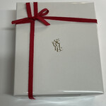 パティスリー・パリセヴェイユ - マカロン10個入りは箱代込み3700円。