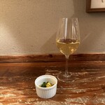 インド料理 想いの木 - 前菜が頂けるとは思っておらず、嬉しかったです。ガーリックの効いたポテトのポリヤル？ひと口サイズですが、パンチも効いて美味しかったです