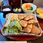 魚定 - カウンター席見上げると大将おすすめメニューあります  アジフライ定食