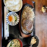 昭和ホルモン食堂 - 日替り　鉄板ハンバーグ　750円