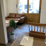 Bluebell  - ソファー席あり。前回も今回も予約の札が置いてありました。