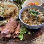 Bluebell  - 手前がローストビーフと厚揚げの和風あんかけ