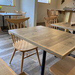 Bluebell  - テーブル席4つと奥にカウンター席