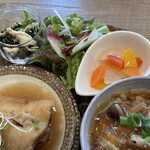 Bluebell  - 奥にほうれん草とささみ和え、グリーンサラダ、ピクルス