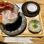 シハチ鮮魚店  - 1番人気の「名物シハチの10種海鮮丼」ライスは小盛り