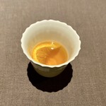 茶禅華 - くらげに絞った後の赤檸檬をラプサン・スーチョンの紅茶にいれてレモンティーに