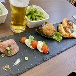 カフェ de ごはん - 左からローストビーフにカプレーゼ、トリの唐揚げとピザです