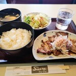 シュークレー - 日替わりランチ 肉750円 ポークのオニオンペッパーステーキ