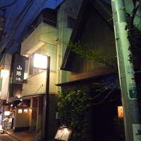 花かぐら - 手前がお店です。