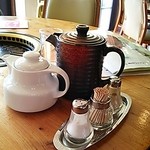 シャトー弥山 - テーブルセット。白いポットは塩、茶色は醤油ベース