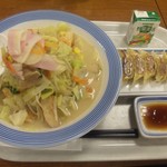 リンガーハット - 野菜たっぷりちゃんぽんセットには餃子が５個付いてボリューム抜群です