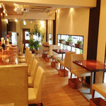 Kamekichi bistro - 解放感あふれるナチュラルな店内はご家族やカップル、またお友達などのお食事に◎