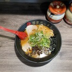 Hakata Ramen Tsuru - 上から。具材もたっぷり！