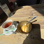 東方遊酒菜ヌワラエリヤ - セットのアフターアイスと紅茶､甘さ控えめのラッシーをアイスにしたのかな？　紅茶もしっかりと茶葉が出ていて、かつすごく飲みやすく大変美味しい｡