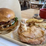 チキンペッカー - 鶏胸肉の唐揚げは、バーガーの前に熱々で食べるのが吉。ジューシーなので、やけどに注意