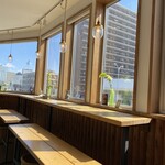 チキンペッカー - この日は天気もよく、よく日差しが入ってます