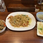 Sabai Chai Tairyouri - パッタイ(タイ焼きそば) 780円
                      サラダ、スープ付き
                      
                      小鶏肉のバジル炒めご飯(ガパオ) 280円