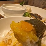 社 - ご飯＆黄身を味ノリ巻き巻き