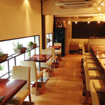 Kamekichi bistro - マンションの１Fを改装し開放的でナチュラルなお店をイメージし営業しております。店内はテーブル席とカウンター席の２つ♪違ったイメージの空間をご用意していますよ☆