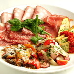 トラットリア アリエッタ -  お料理は食べやすいように大皿小皿をチョイスできます。