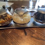 ボンディ - テーブル上の薬味　左から福神漬け、らっきょう、干しぶどう