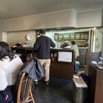 ボンディ - 店内厨房付近を望む