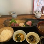 Gomyo No Mukai - 走りのかつを、ホタテ、脂の乗った鰤。なめこ汁、ひじき、魚卵の煮物。確かな仕事です。ごははおかわり必須。