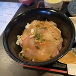 和久 - ご飯の上に切身並べて胡麻醤油かけます