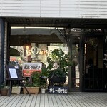 Bondy - ビル奥 1Fのお店入口付近を望む