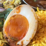 カレーとビリヤニとお酒 たびる - ゆで卵アチャール