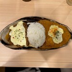 ちぃりんご - あいがけカレー　ルウ多め、熱々チーズトッピング