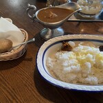 ボンディ - ポークカレー＋ライス＋茹でポテト＋薬味の福神漬け、らっきょう、干しぶどうON