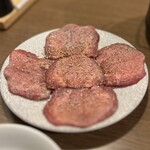 Kurogewagyuuyakiniku Shichikouzan - 上タン塩。1,400円出してコレ