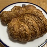 THE CITY BAKERY - ①プレッツェルクロワッサン¥410