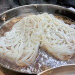 すき焼･鍋物 なべや - うどん×2を牛肉鉄鍋の残り汁に投入