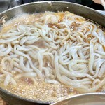 すき焼･鍋物 なべや - うどん×2を牛肉鉄鍋 グツグツ風景