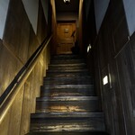 インド料理 想いの木 - 暖簾を潜ると階段があります