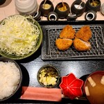 Tonkatsu Date - ヒレのセット全景です。塩の他、辛子、柚子胡椒などを付けていただきました。ソースもあります