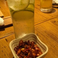 四川料理 龍の子 - ライムサワーとお通しの辛いピーナツ
                    
