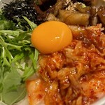 酒とワインの創作料理店 SOIA - 国産牛すじピリ辛煮込み丼