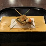 御所 雲月 - 黒胡麻を練り込んだ生麩のかき揚げ