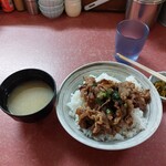 Maru naka - カルビ牛丼、味噌汁サービス