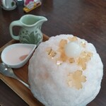 埜庵 - さくら氷　さくら色の練乳には花びらが。進化しとる。奥のピッチャーはおかわり練乳。素人には多すぎるので勧めない。