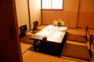 Hana Ikada - 4名様用個室。周りを気にせずごゆっくりどうぞ。