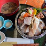 海鮮丼専門店 たろうまる - おみそ汁、お新香が付きます